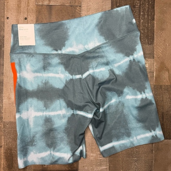 NWT Nike Mid Rise Bike Short size Large - Picture 9 of 10